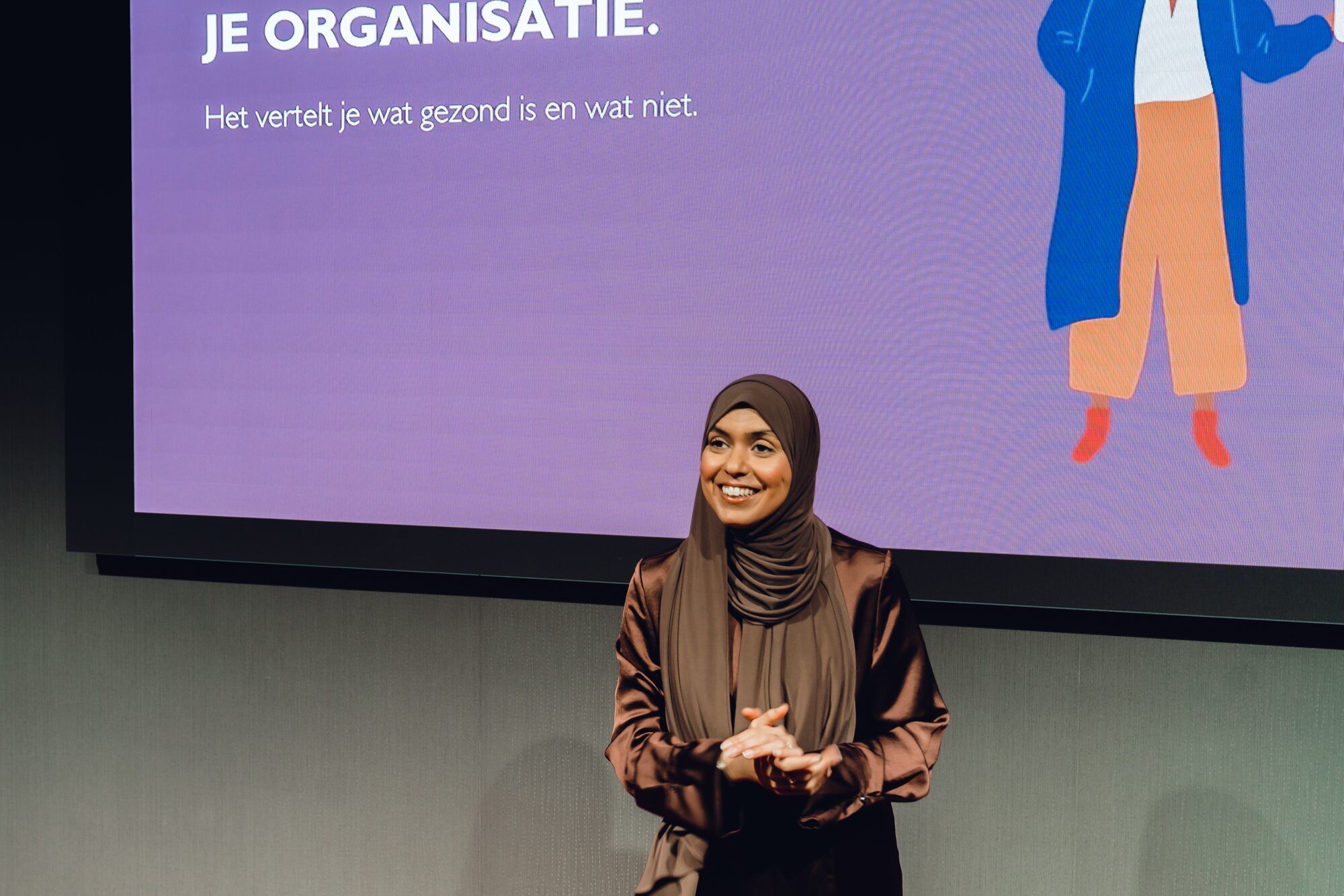 Sana Sellami tijdens een sessie met een organisatie